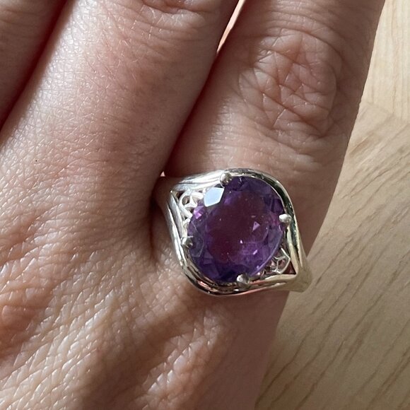 Vintage Sterling Silver Ring with Purple Stone - Picture 2 of 5
